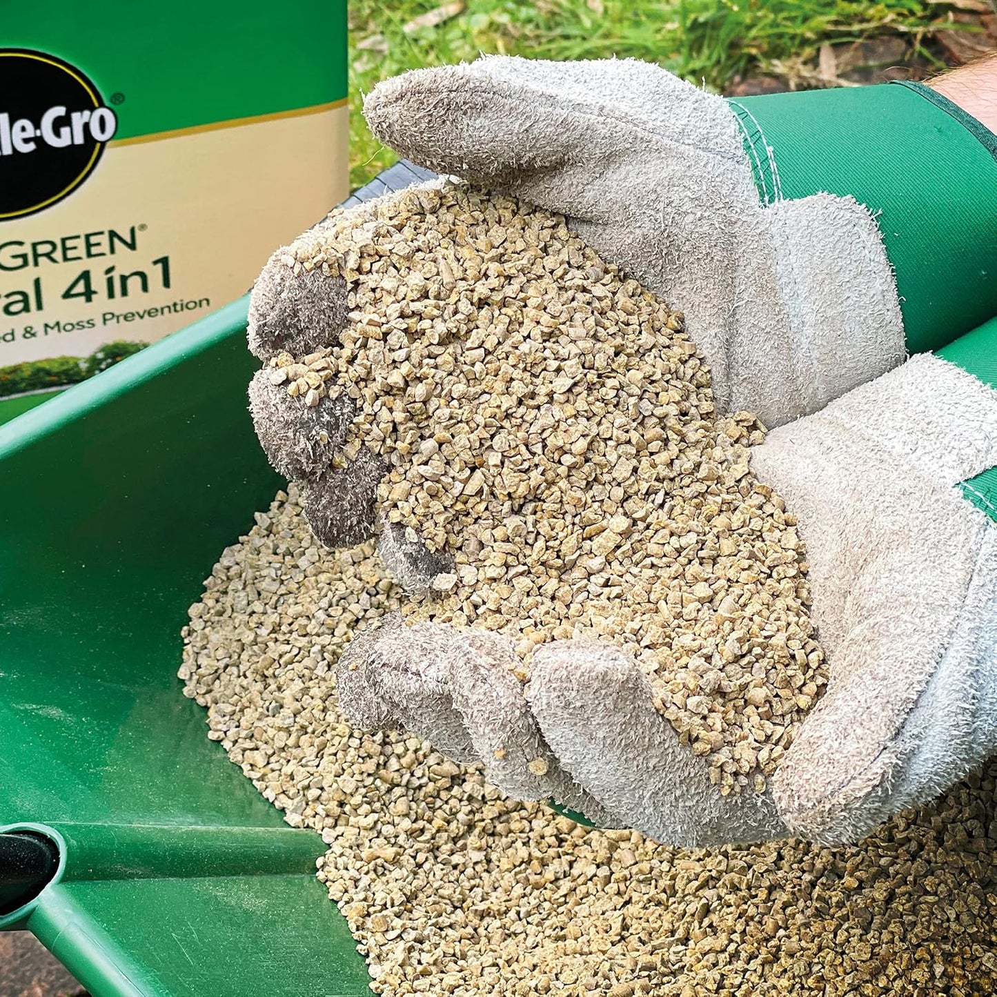 Miracle-Gro Natural 4 In1-Lawn Feed,Weed & Moss Preventor Lawn Fertiliser 85m2.